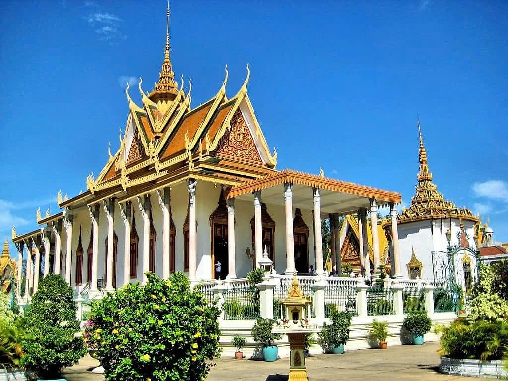 SIEM REAP  – PHNOM PENH